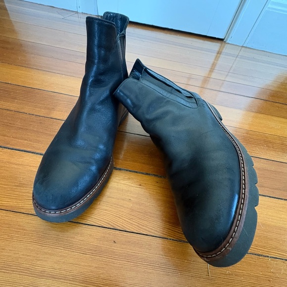 Stuart Weitzman Soft Leather Chelsea Boots Size 7.5 B Black With Brown Trim - Picture 9 of 14